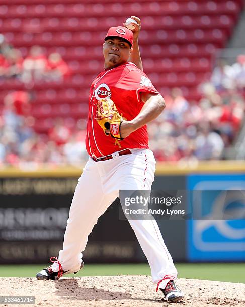 Alfredo Simon of the Cincinnati Reds throws a pitch against the Seattle Mariners at Great American Ball Park on May 22, 2016 in Cincinnati, Ohio.