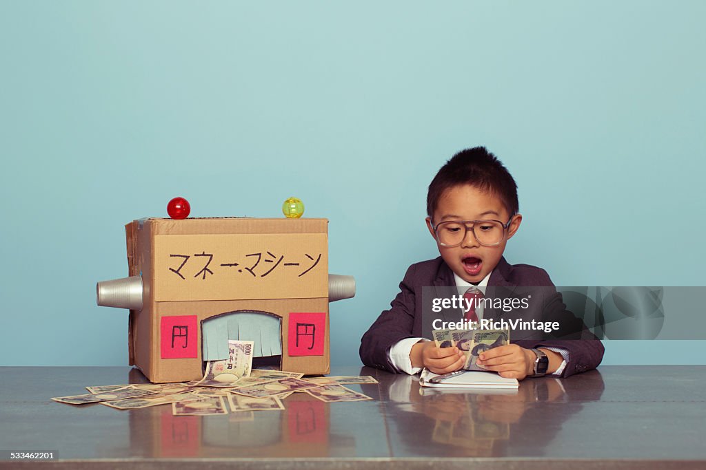 Young Boy japonés se lo inesperado dinero