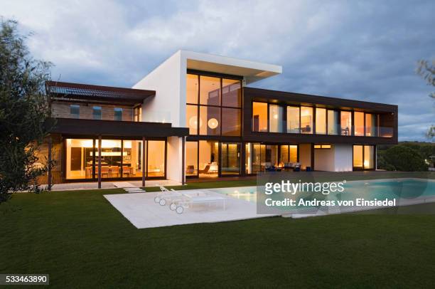modernist new build - modern house outside imagens e fotografias de stock