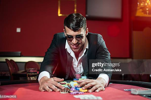 primé au poker - poker face photos et images de collection