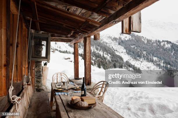 chalet in switzerland - chalet fotografías e imágenes de stock