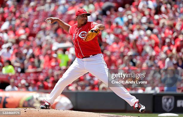 Alfredo Simon of the Cincinnati Reds throws a pitch against the Seattle Mariners at Great American Ball Park on May 22, 2016 in Cincinnati, Ohio.