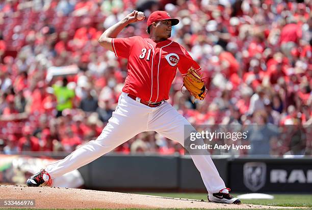 Alfredo Simon of the Cincinnati Reds throws a pitch against the Seattle Mariners at Great American Ball Park on May 22, 2016 in Cincinnati, Ohio.