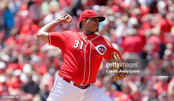 Alfredo Simon of the Cincinnati Reds throws a pitch against the Seattle Mariners at Great American Ball Park on May 22, 2016 in Cincinnati, Ohio.