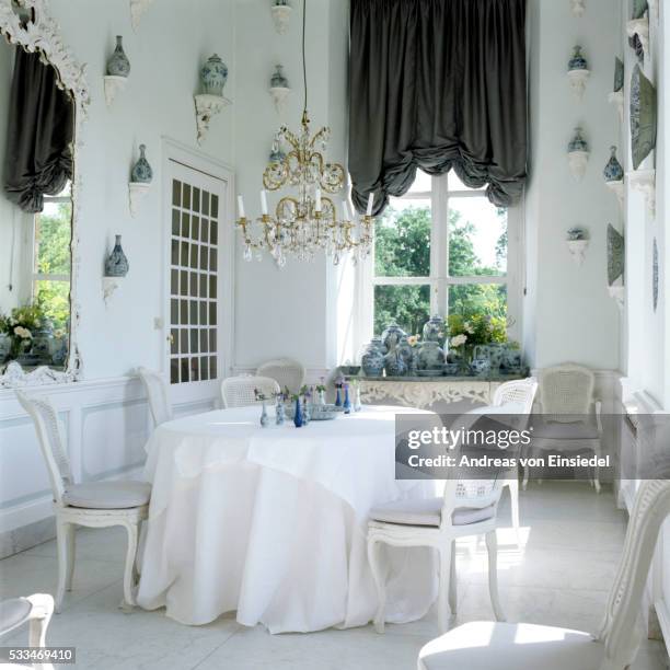 belgian castle - eetkamer stockfoto's en -beelden