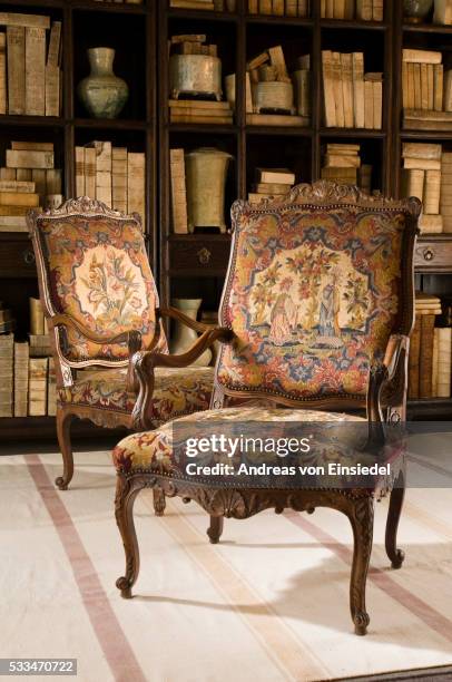 guinevere's antique shop - antique sofa styles foto e immagini stock