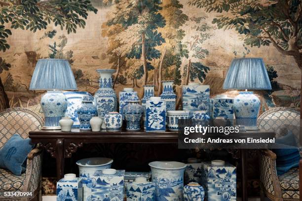 guinevere's antique shop - antiek stockfoto's en -beelden