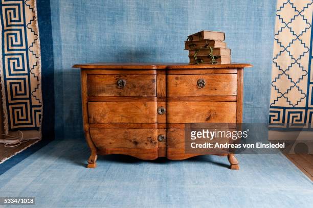 guinevere's antique shop - antique furniture stock-fotos und bilder