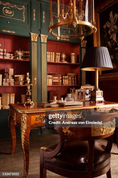guinevere's antique shop - mahagoniholz stock-fotos und bilder
