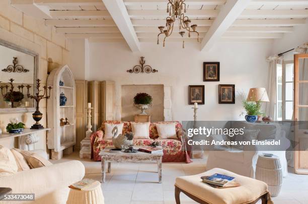 provencal village house built in 1740 - shabby chic imagens e fotografias de stock