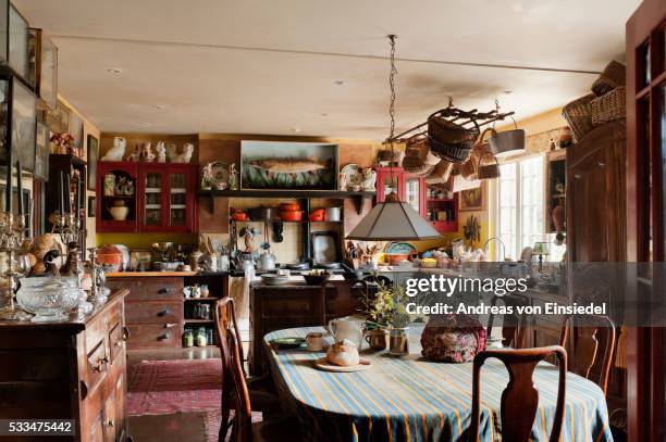 home of antiques dealer vicky heaton-renshaw - shabby chic imagens e fotografias de stock