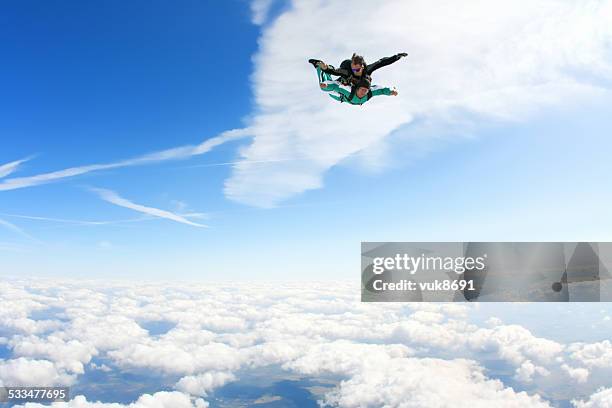 tandem-skydiving - fallschirmsprung stock-fotos und bilder