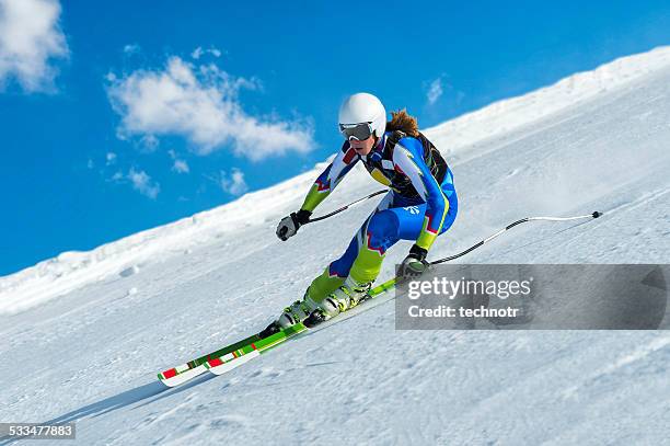 feminino esquiador na em corrida de esqui montanha abaixo - esqui equipamento esportivo - fotografias e filmes do acervo