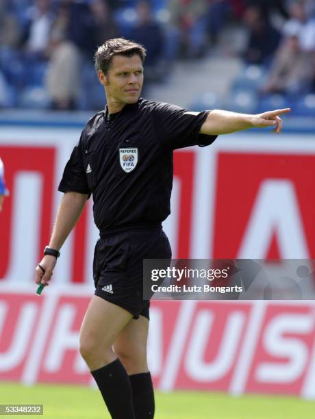 Referee Michael Weiner during the match of the Second Bundesliga between FC Hansa Rostock and Kickers Offenbach on August 7, 2005 in Rostock, Germany.