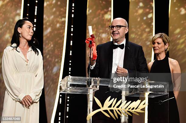 Spanish director Juanjo Gimenez poses with the Palme d'Or award for Best Short Film for 'Timecode' next to President of the Cinefondation and Short...