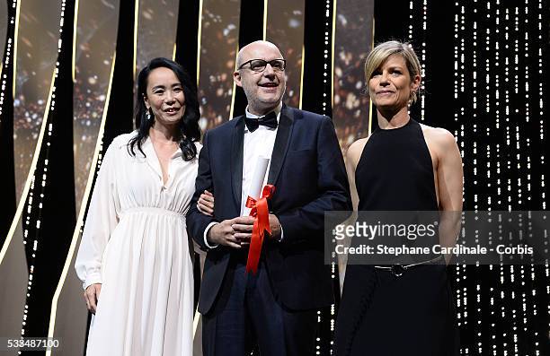 Spanish director Juanjo Gimenez poses with the Palme d'Or award for Best Short Film for 'Timecode' next to President of the Cinefondation and Short...