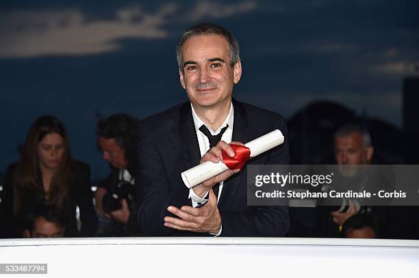Director Olivier Assayas poses after being awarded the Best Director prize for the movie 'Personal Shopper' during the Palme D'Or Winner Photocall...