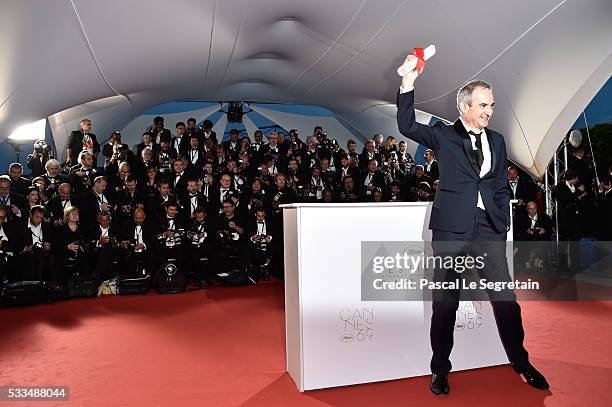 Director Olivier Assayas poses after being awarded the Best Director prize for the movie 'Personal Shopper' during the Palme D'Or Winner Photocall...