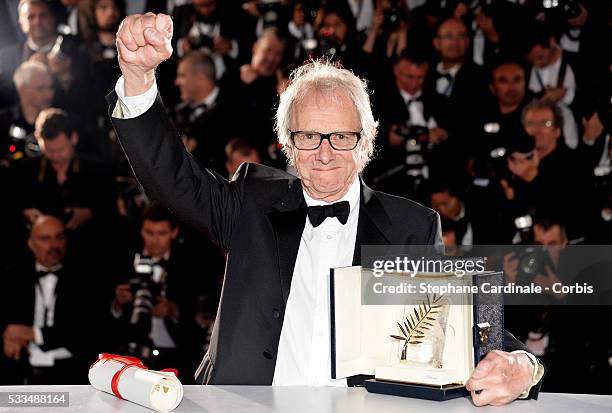 Director Ken Loach poses with The Palme d?Or for the movie '?I,Daniel Blake' at the Palme D'Or Winners Photocal during the 69th annual Cannes Film...