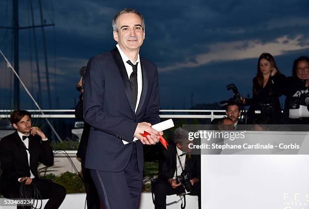 Director Olivier Assayas poses after being awarded the Best Director prize for the movie 'Personal Shopper' during the Palme D'Or Winner Photocall...