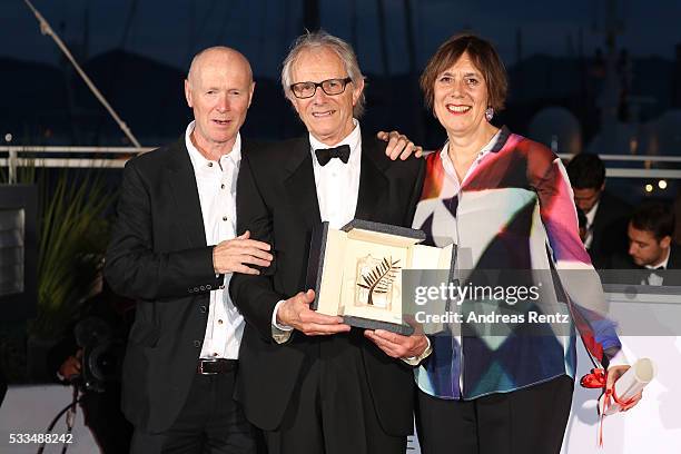 Director Ken Loach poses with The Palme d'Or for the movie 'I,Daniel Blake' next to British producer Rebecca O'Brien and British screenwriter Paul...