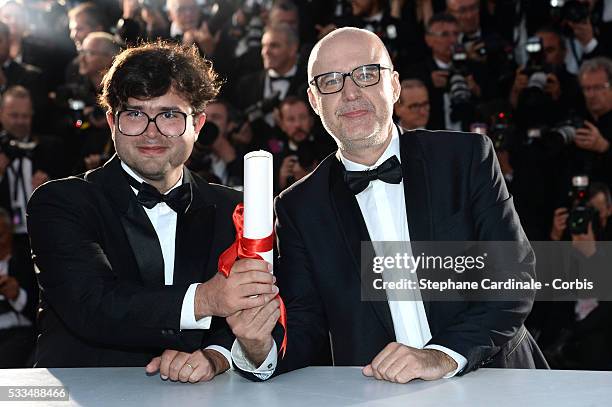 Spanish director Juanjo Gimenez poses with the Palme d'Or award for Best Short Film for 'Timecode' and Brazilian director Joao Paulo Miranda Maria...