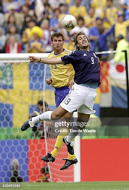 Soccer World Cup 2002 : Sweden - Argentina. Andreas Jakobsson and Gabriel Batistuta . | Location: Miyagi, Japan.