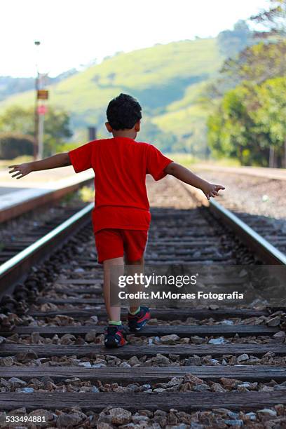 boy in a railroad - moeda stock-fotos und bilder