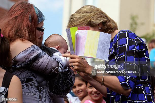 - La Reine Mathilde visite le Relais Social du Pays de Liège , un réseau qui aide toute personne en détresse sociale à Liège - Koningin Mathilde...