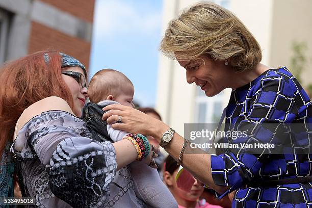 - La Reine Mathilde visite le Relais Social du Pays de Liège , un réseau qui aide toute personne en détresse sociale à Liège - Koningin Mathilde...