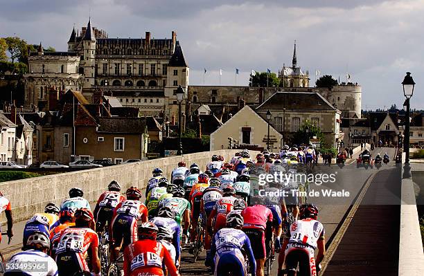 Cycling, 2003 Paris-Tours. The pack on the road. Cyclisme, Paris-Tours 2003. Le peloton sur le route.