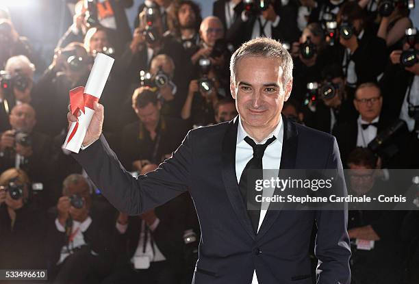 Director Olivier Assayas poses after being awarded the Best Director prize for the movie 'Personal Shopper' during the Palme D'Or Winner Photocall...