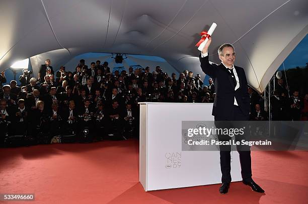 Director Olivier Assayas poses after being awarded the Best Director prize for the movie 'Personal Shopper' during the Palme D'Or Winner Photocall...