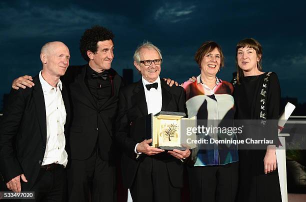 Director Ken Loach poses with The Palme d'Or for the movie 'I,Daniel Blake' next to British screenwriter Paul Laverty, cinematographer Robbie Ryan...