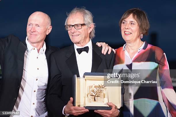 Director Ken Loach poses with The Palme d'Or for the movie 'I,Daniel Blake' next to British producer Rebecca O'Brien and British screenwriter Paul...