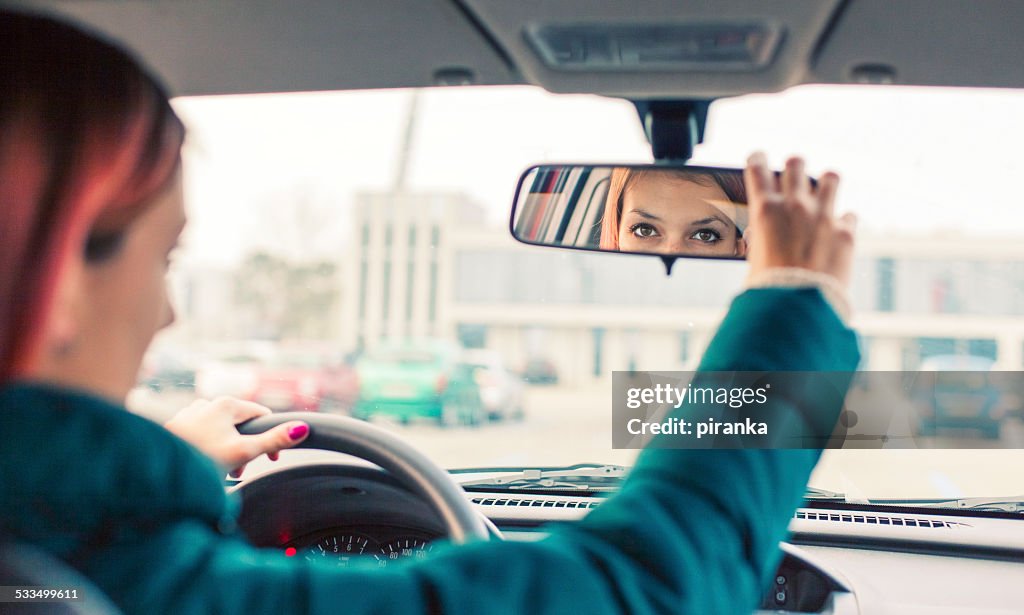 Adjusting the rear view mirror