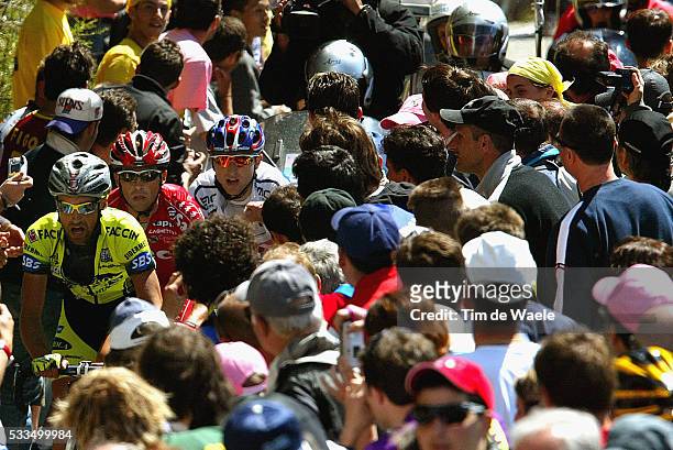Cycling - 2004 Giro d'Italia. Gilberto Simoni and Stefano Garzelli with Tadej Valjavec . Cyclisme. Tour d'Italie 2004. Gilberto Simoni et Stefano...