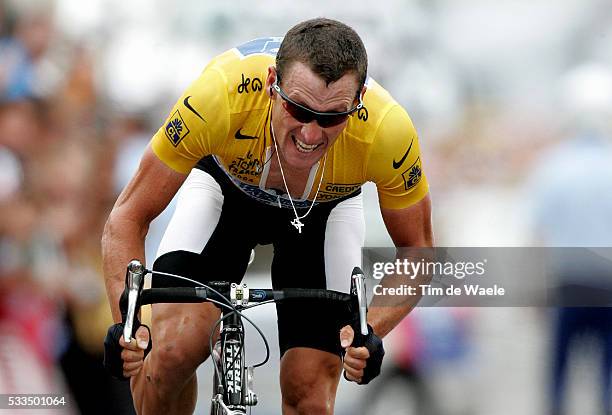 Yellow jersey leader Lance Armstrong powers on during the 2004 Tour de France stage 16 mountain time trial from Bourg d'Oisans to L'Alpe d'Huez....