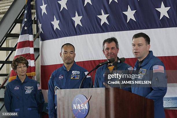 Houston, UNITED STATES: US Space Shuttle Discovery astronaut's, Commander Eileen Collins , Soichi Noguchi , Steve Robinson and James Kelly speak...