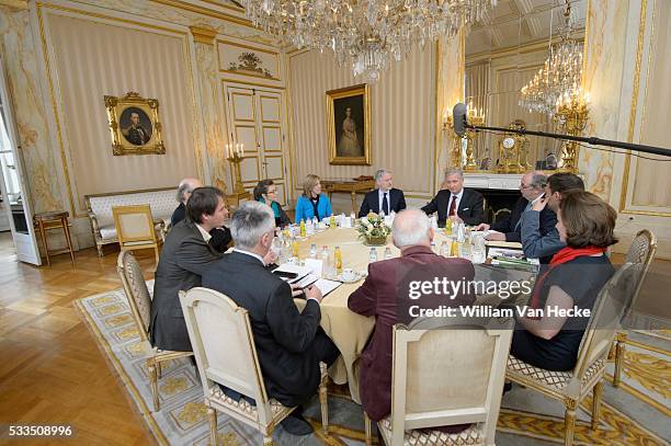 - Le Roi Philippe préside une table ronde dans le cadre du 50e anniversaire de la sécurité sociale et de l'INAMI, sur le thème l'Accès aux soins de...