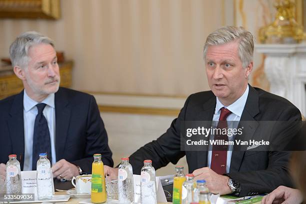 - Le Roi Philippe préside une table ronde dans le cadre du 50e anniversaire de la sécurité sociale et de l'INAMI, sur le thème l'Accès aux soins de...