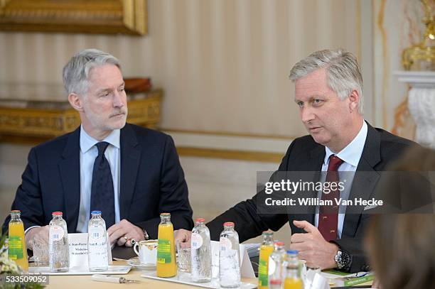 - Le Roi Philippe préside une table ronde dans le cadre du 50e anniversaire de la sécurité sociale et de l'INAMI, sur le thème l'Accès aux soins de...