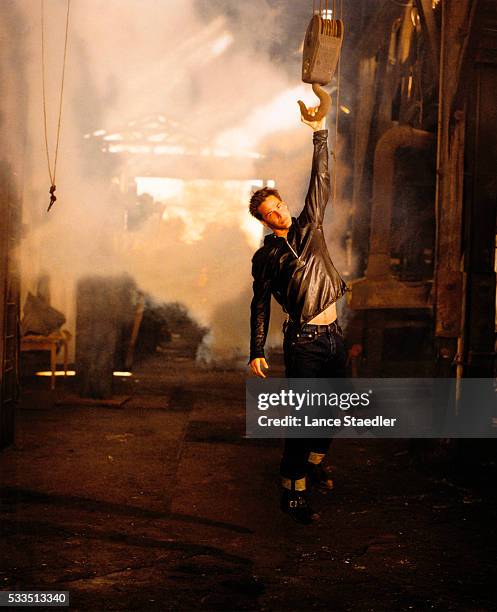 Keanu Reeves Rope Net 97 Keanu Reeves 1997 Photos & High Res Pictures - Getty Images