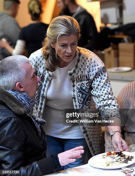 - La Princesse Léa apporte son aide au service du repas des sans-abris de la Maraude de Saint-Josse - Prinses Lea van België geeft haar hulp aan de...