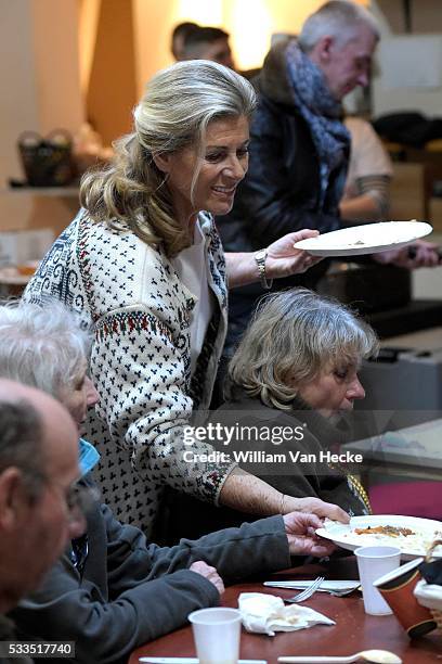 - La Princesse Léa apporte son aide au service du repas des sans-abris de la Maraude de Saint-Josse - Prinses Lea van België geeft haar hulp aan de...