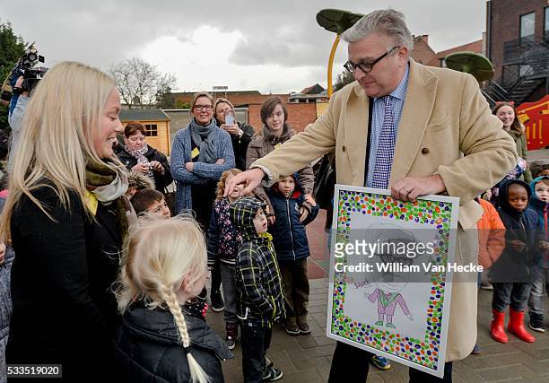 - Le Prince Laurent visite l'école primaire 3Hoek à Ekeren et y assiste à l'inauguration de la ferme des enfants - Bezoek van Prins Laurent aan de...