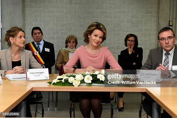 - La Reine Mathilde visite le Campus Diepenbeek de l'Université de Hasselt. Elle y sera informée sur les activités du Vlaamse interuniversitaire Raad...