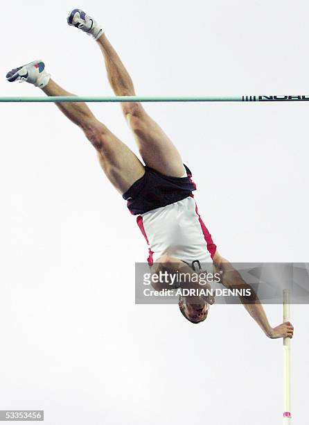 Brad Walker of USA competes during the men's pole vault final at the 10th IAAF World Athletics Championships in Helsinki 11 August 2005. AFP PHOTO...