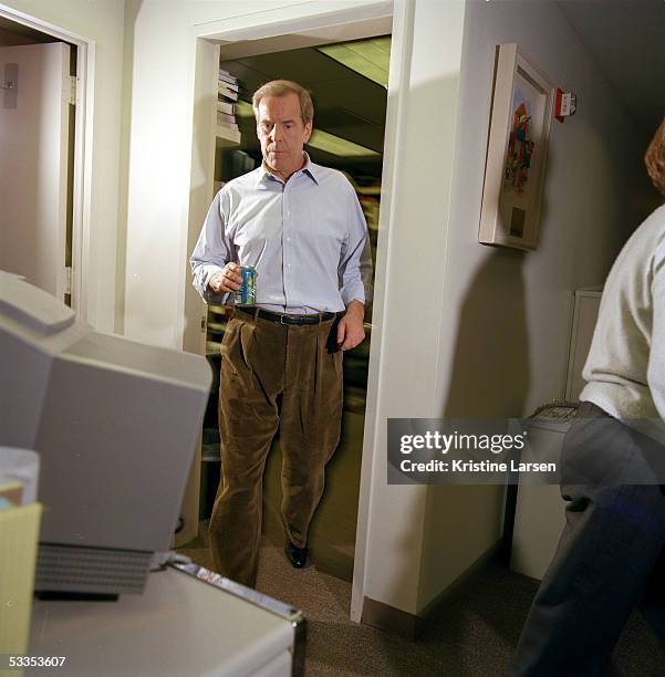 Peter Jennings Dies At 67 Photos and Premium High Res Pictures - Getty