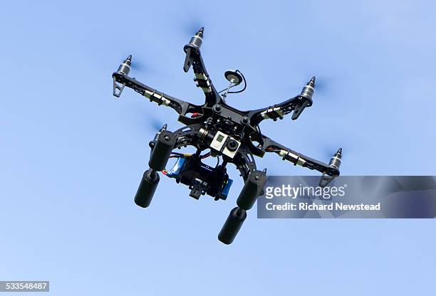drone with camera - vue subjective de drone photos et images de collection